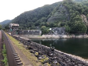 雁坂トンネルを抜けて山梨県、広瀬湖