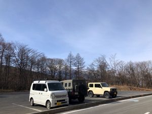 三国峠駐車場。陸自の車両が。